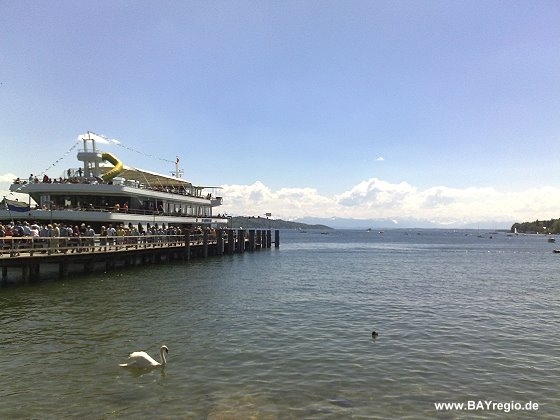 Die MS Starnberg wartet am Starnberger Schiffsanlegesteg auf ihre Fahrgä&ste