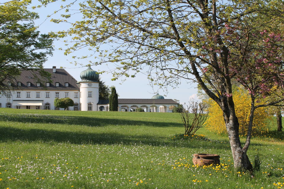 Schloß Höhenried zwischen Tutzing und Bernried am Starnberger See Westufer.