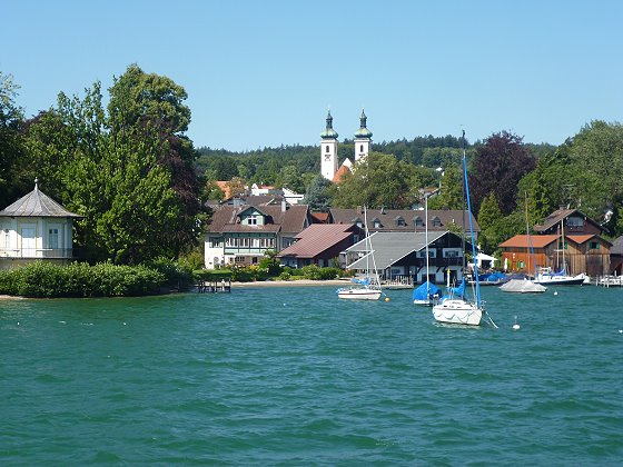 Blick vom See auf Tutzing am Westufer.